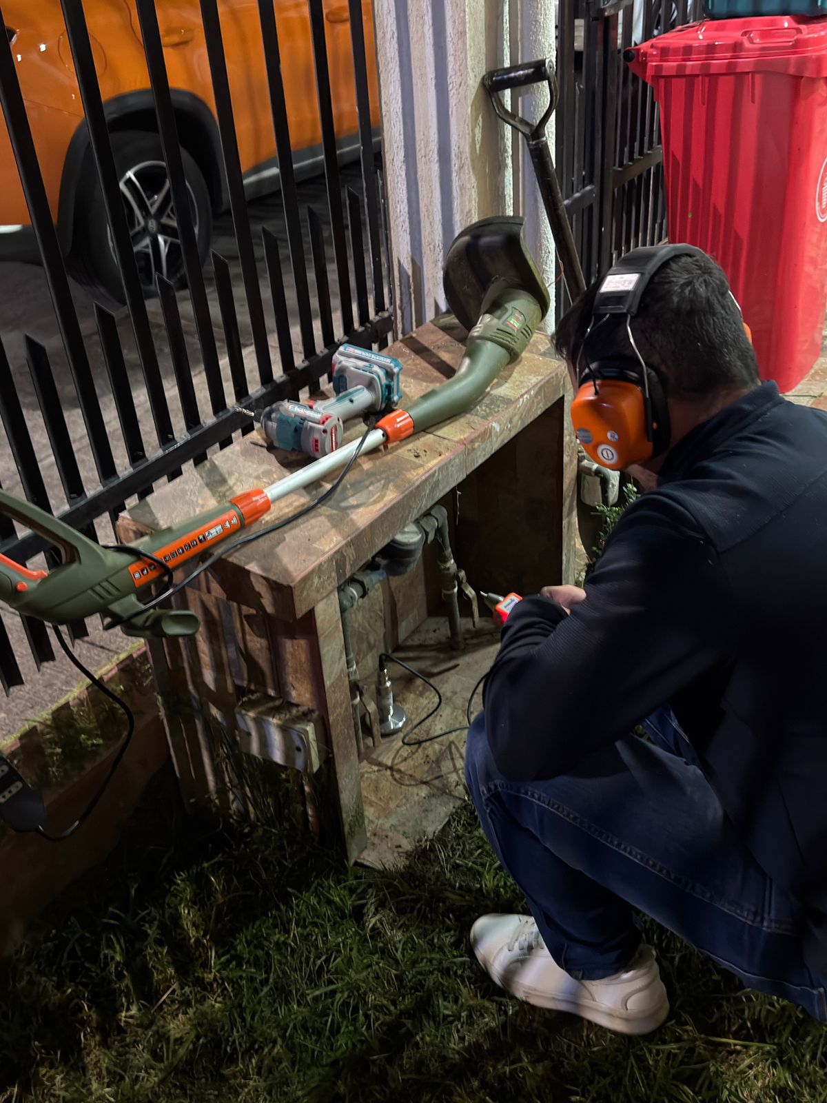 Técnico realizando detección de fugas en terreno